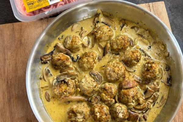 chicken meatballs in mushroom sauce, chicken meatball recipe, chicken mince recipe, creamy chicken meatballs, chicken meatballs recipe, chicken mince meatballs, mushroom sauce recipe, easy chicken dinner, high protein chicken recipe, family dinner recipe, Dewfresh Chicken Mince