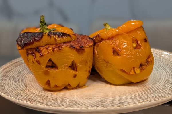 Chicken mince recipes, stuffed bell peppers, chicken stuffed peppers, easy family dinner recipes, oven-baked stuffed peppers, Dewfresh Chicken Mince recipes, Bell peppers stuffed with Dewfresh Chicken Mince, rice, cannellini beans, sweetcorn and tomato sauce, topped with melted grated cheese